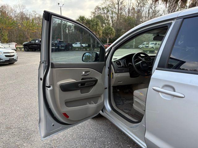 Kia Sedona - Thumbnail 11