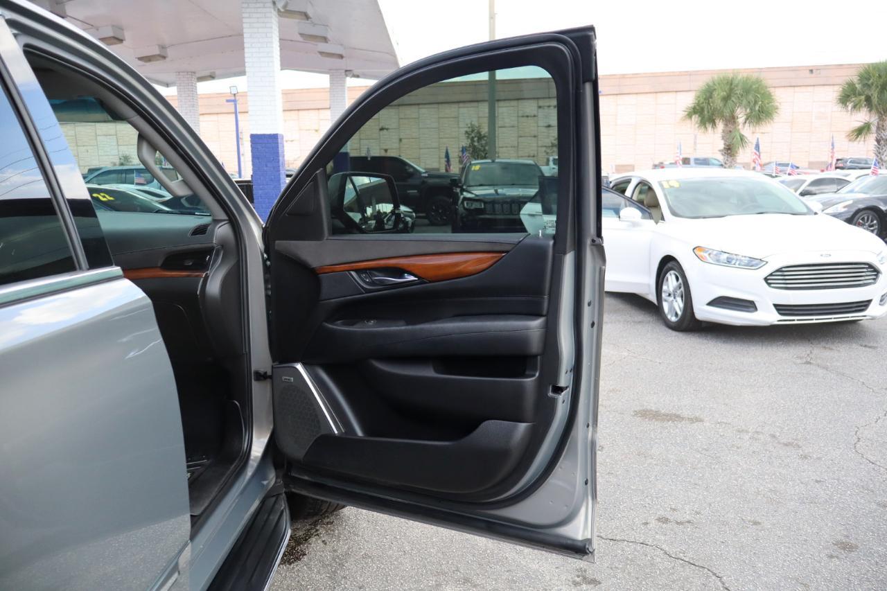 Cadillac Escalade2Wd 4Dr Luxury - Thumbnail 12