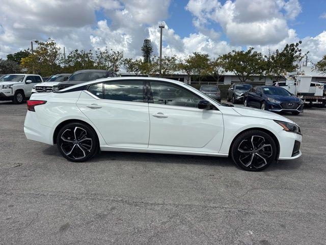 Nissan Altima 2.5 Sr In Hollywood Fl | 1N4Bl4Cv4Rn384210 | Toyota Of Hollywood'S Amazinn Used Cars - Thumbnail 9