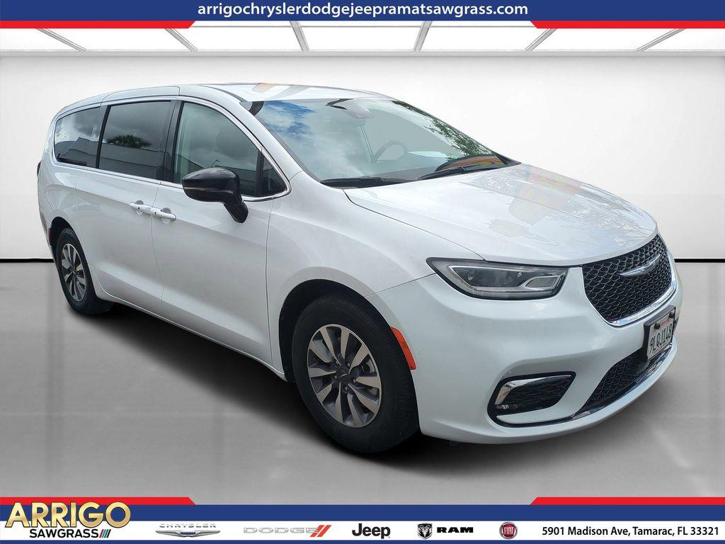 Chrysler Pacifica Hybrid - View 1