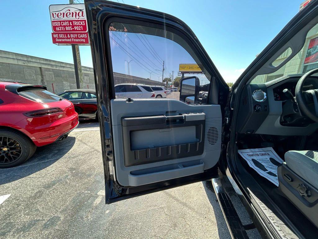 Ford F350 Super Duty Crew Cab - Thumbnail 11