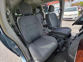 Chrysler Town & Country - Thumbnail 2