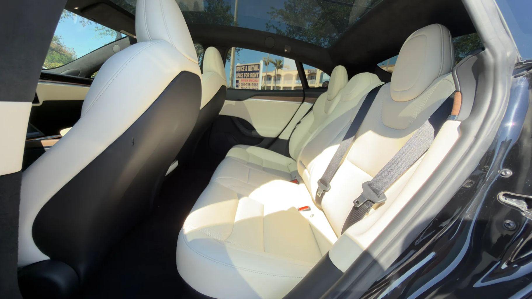 Tesla Model S - Thumbnail 2