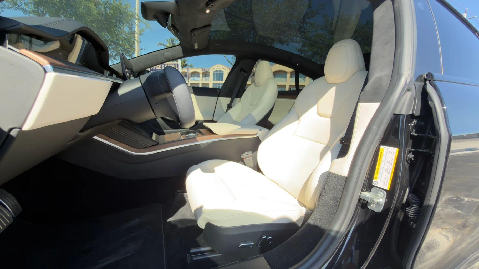 Tesla Model S - Thumbnail 4