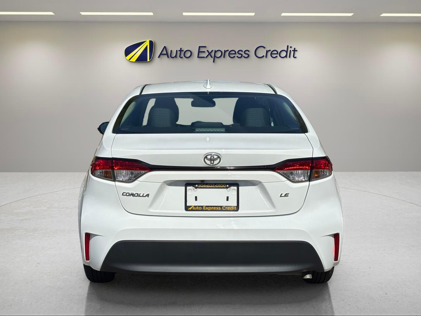 Toyota Corolla Le - Thumbnail 6