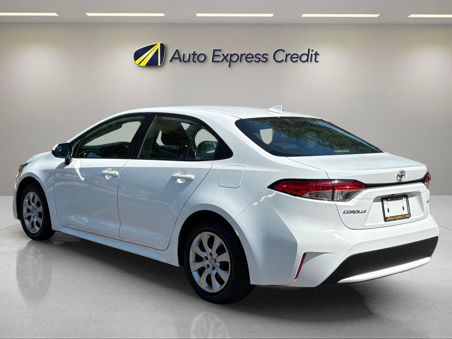 Toyota Corolla Le - Thumbnail 6