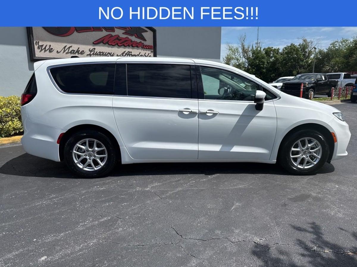 Chrysler Pacifica Touring L - Thumbnail 3