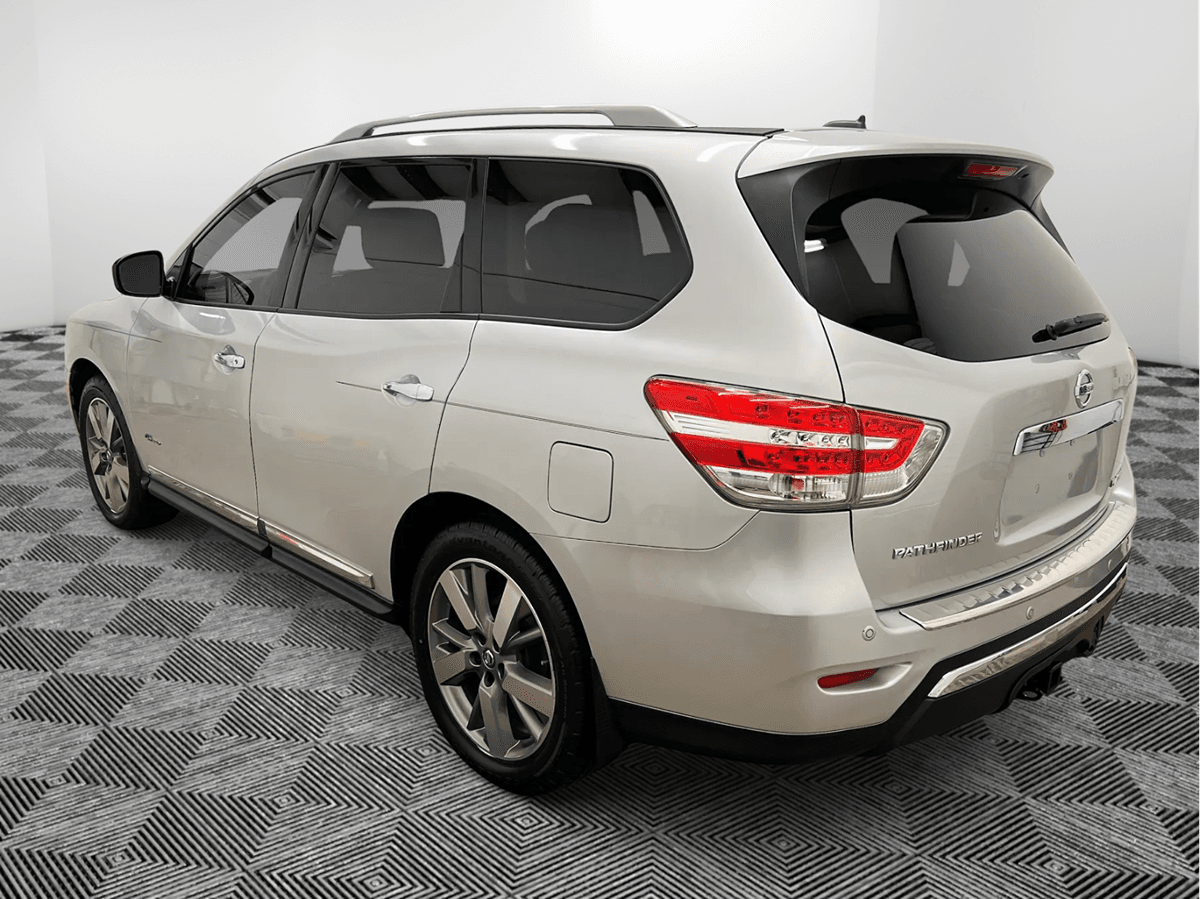 Nissan Pathfinder Platinum Hybrid - Thumbnail 7