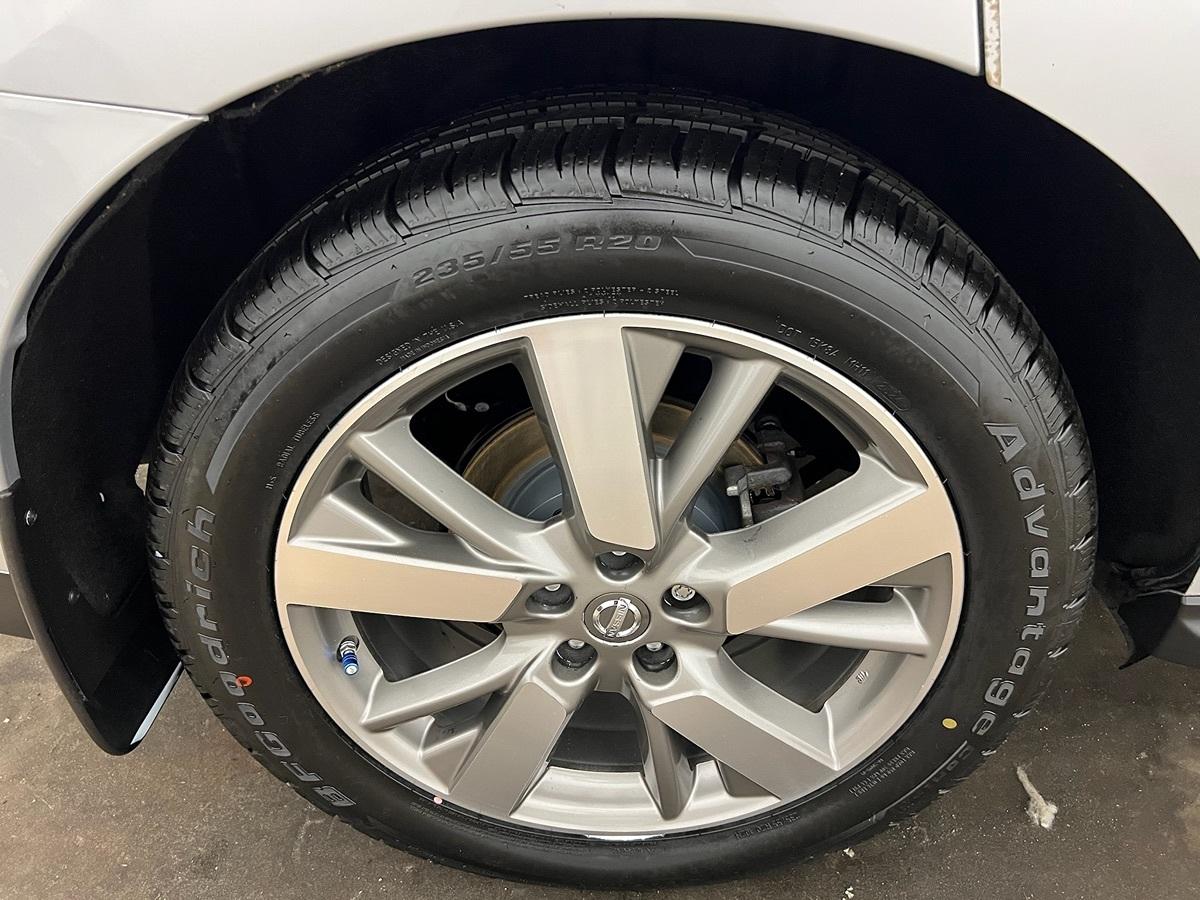 Nissan Pathfinder Platinum Hybrid - View 1