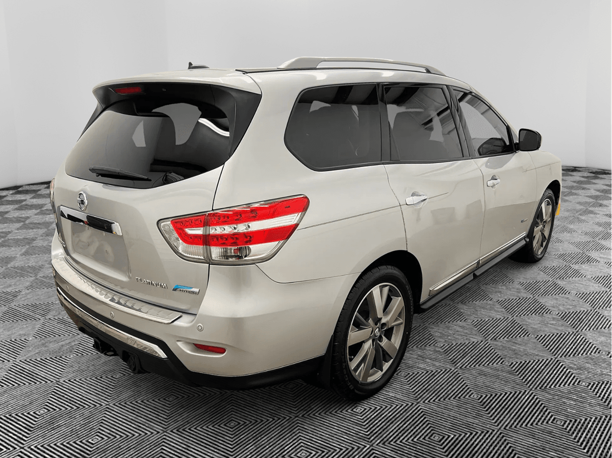 Nissan Pathfinder Platinum Hybrid - Thumbnail 4