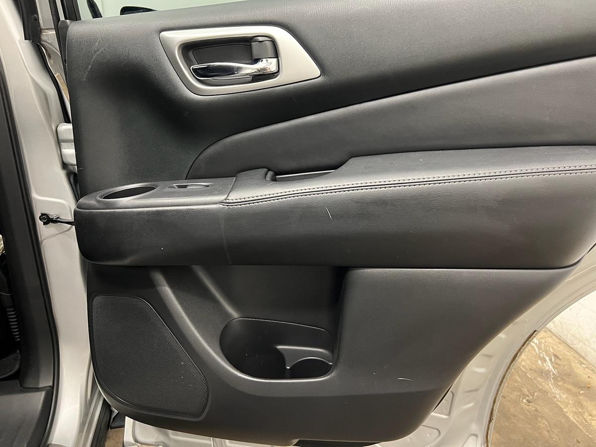 Nissan Pathfinder Platinum Hybrid - Thumbnail 20