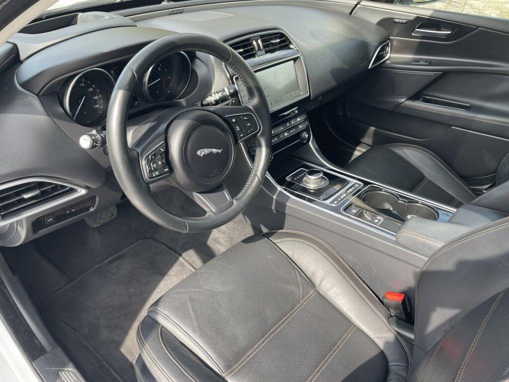 Jaguar XE - Thumbnail 10