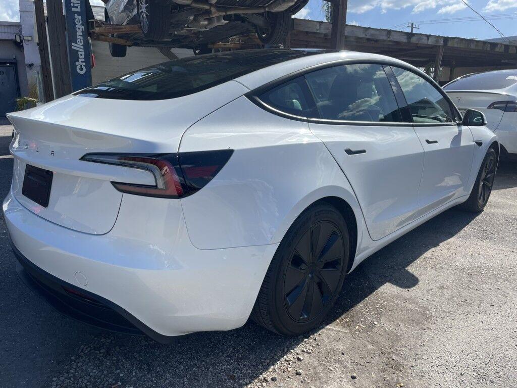 Tesla Model 3 - Thumbnail 3