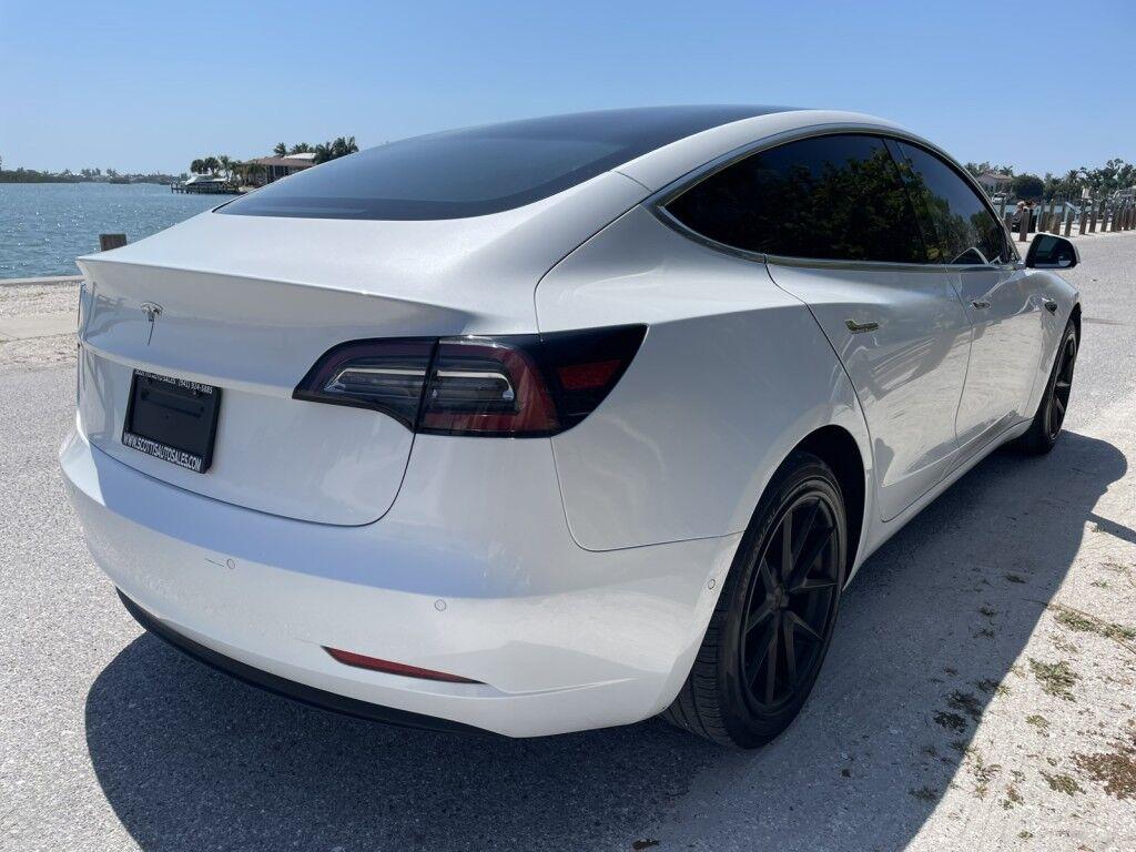 Tesla Model 3 - Thumbnail 6