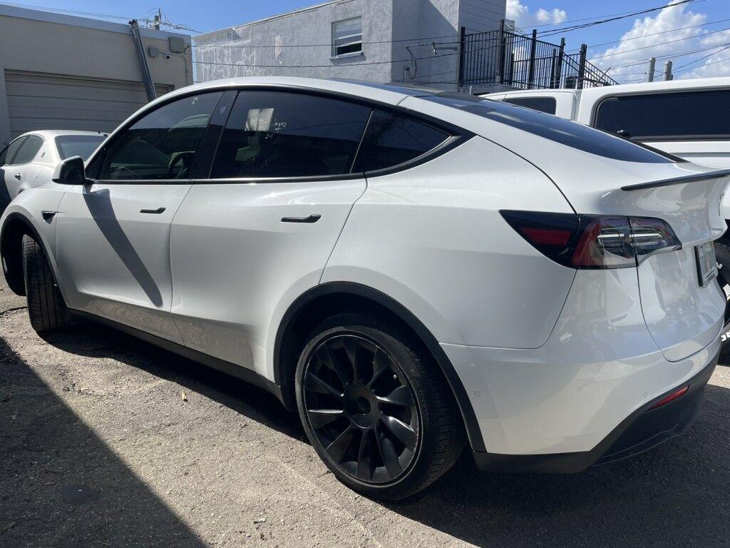 Tesla Model Y - Thumbnail 3