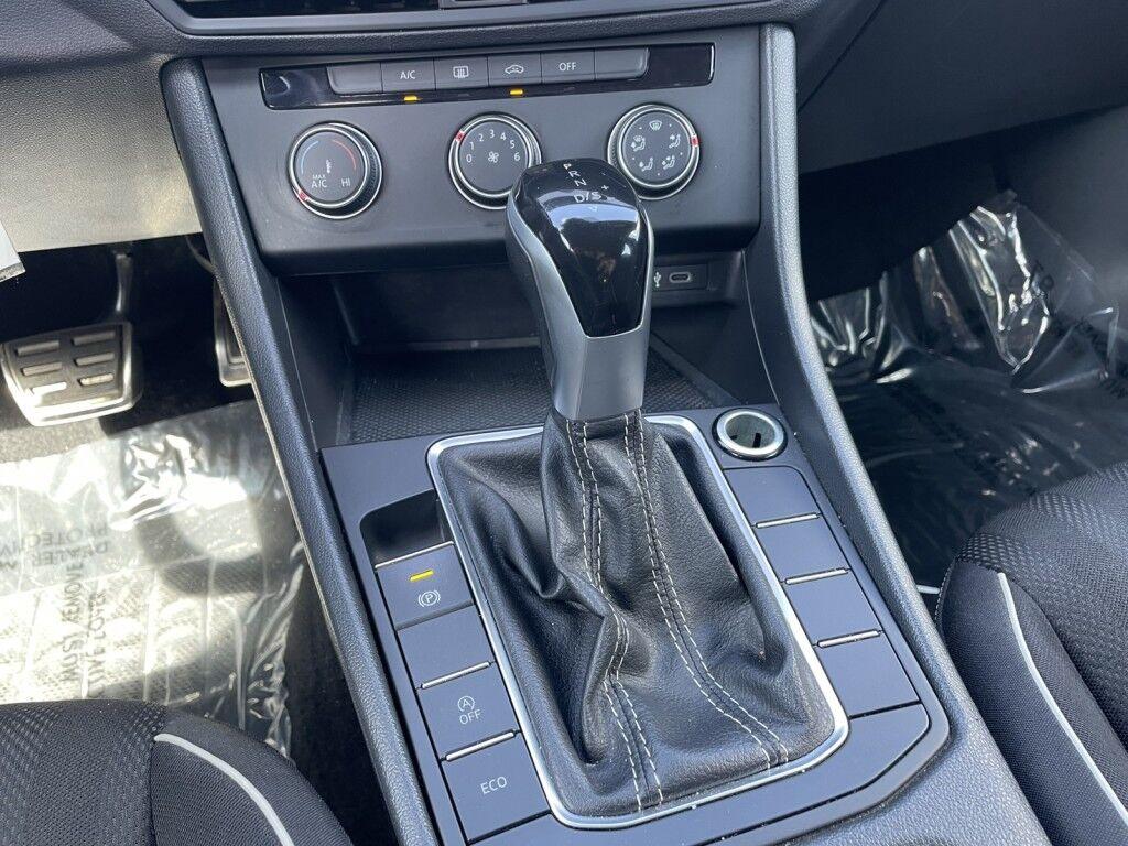 Volkswagen Jetta - Thumbnail 16