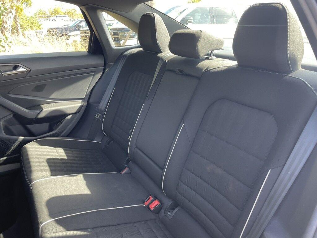 Volkswagen Jetta - Thumbnail 11