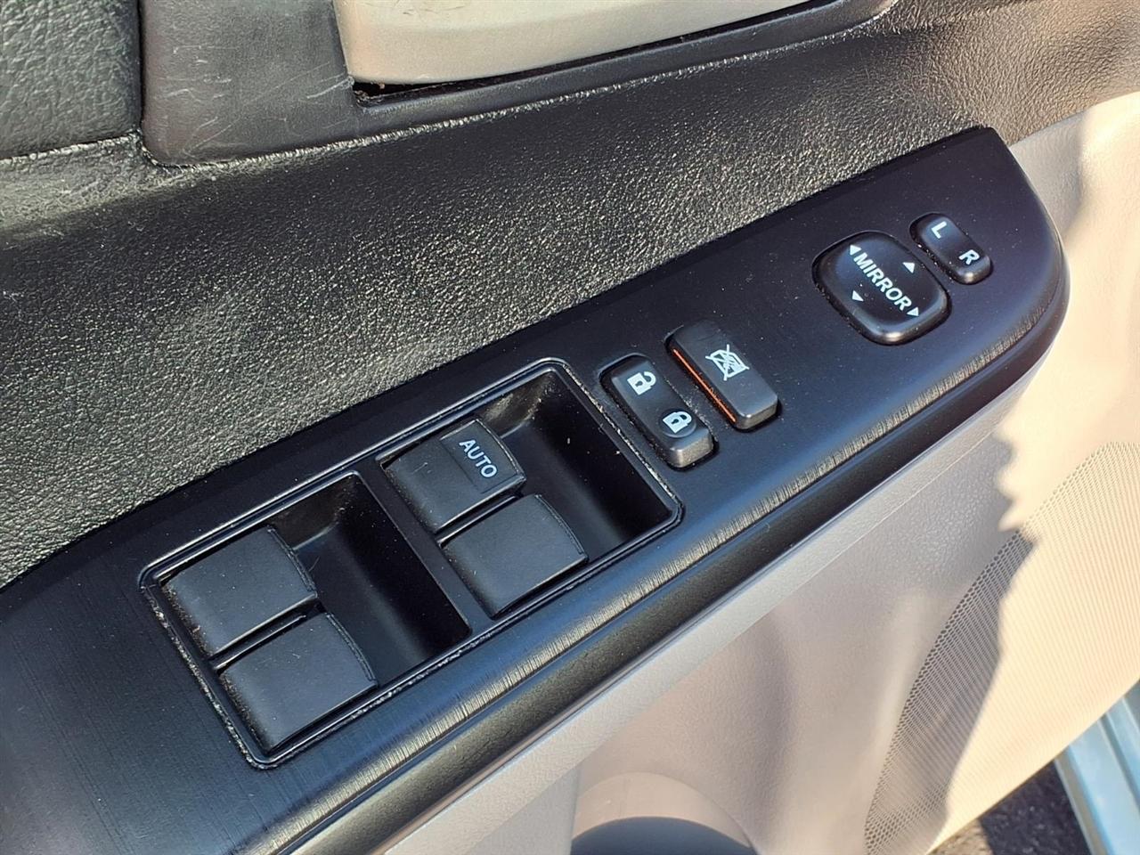 Toyota Camryle 4D Sedan - Thumbnail 11