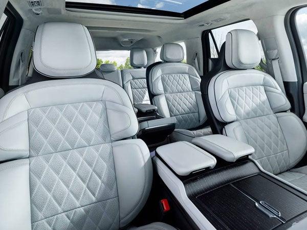 Lincoln Navigator L Review - Thumbnail 4