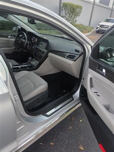 Hyundai Sonata Limited - Thumbnail 11