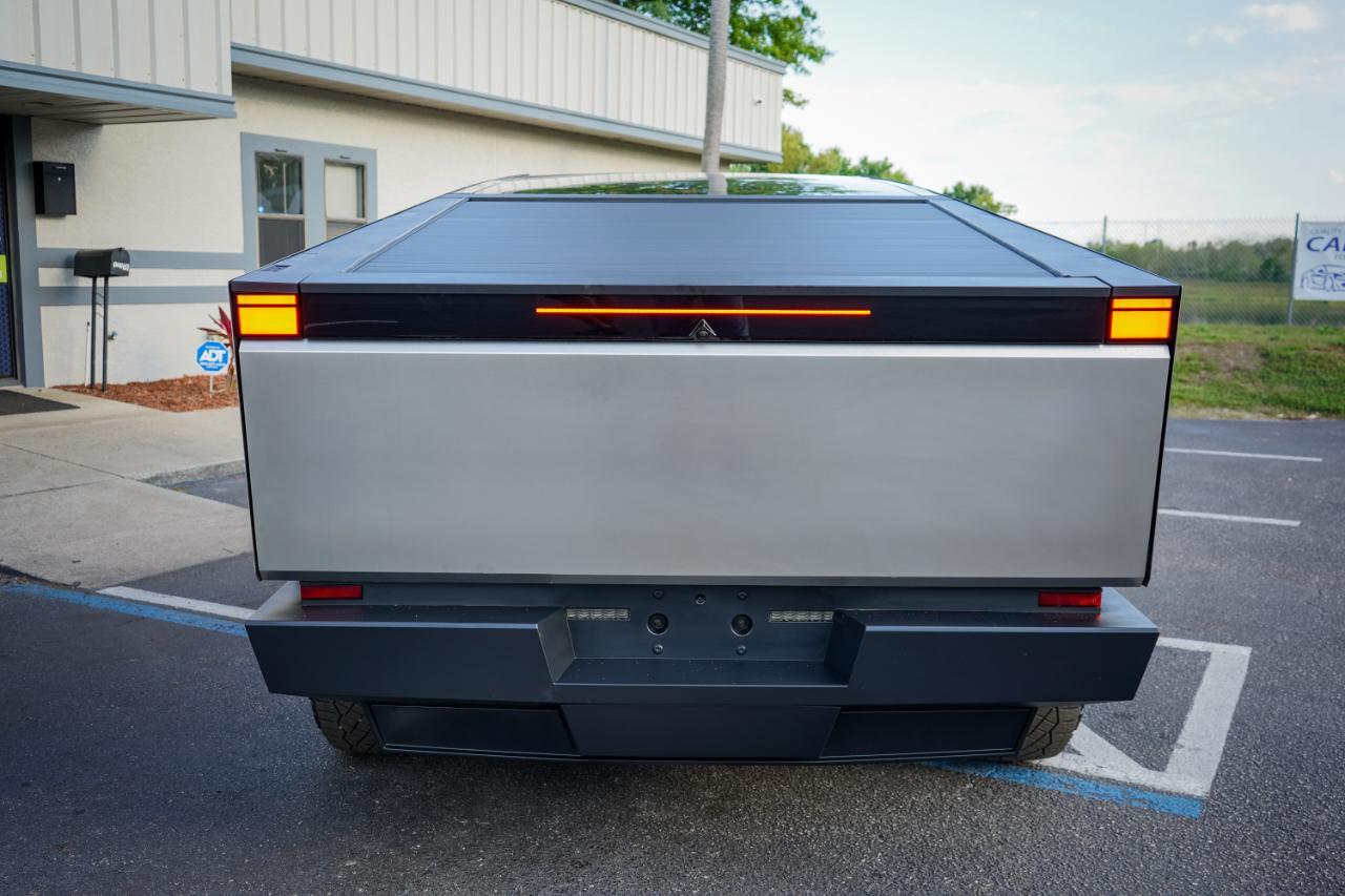 Tesla Cybertruck - Thumbnail 6