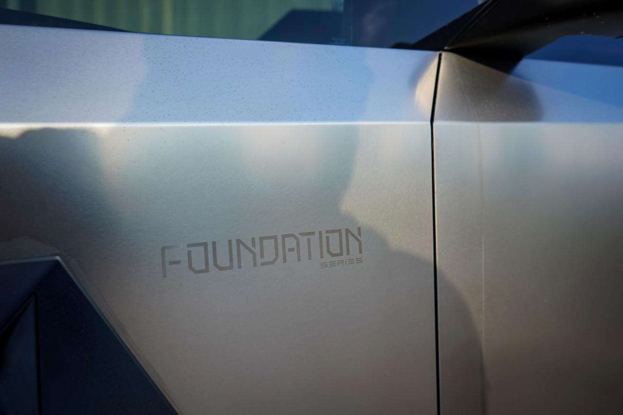 Tesla Cybertruck - Thumbnail 8