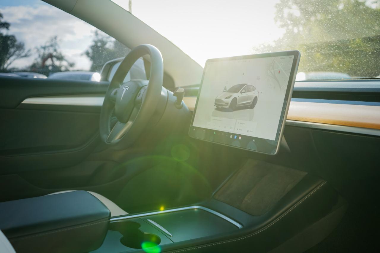 Tesla Model 3 - Thumbnail 12