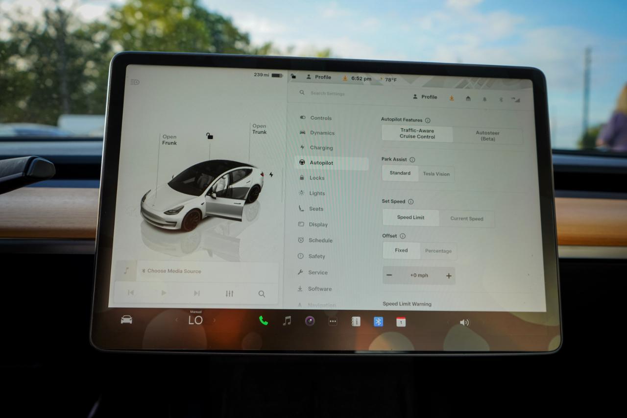 Tesla Model 3 - Thumbnail 14