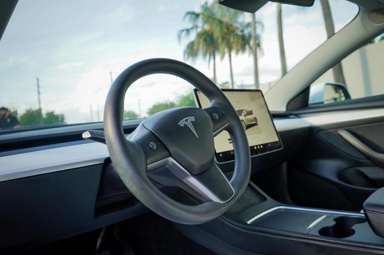 Tesla Model 3 - Thumbnail 10