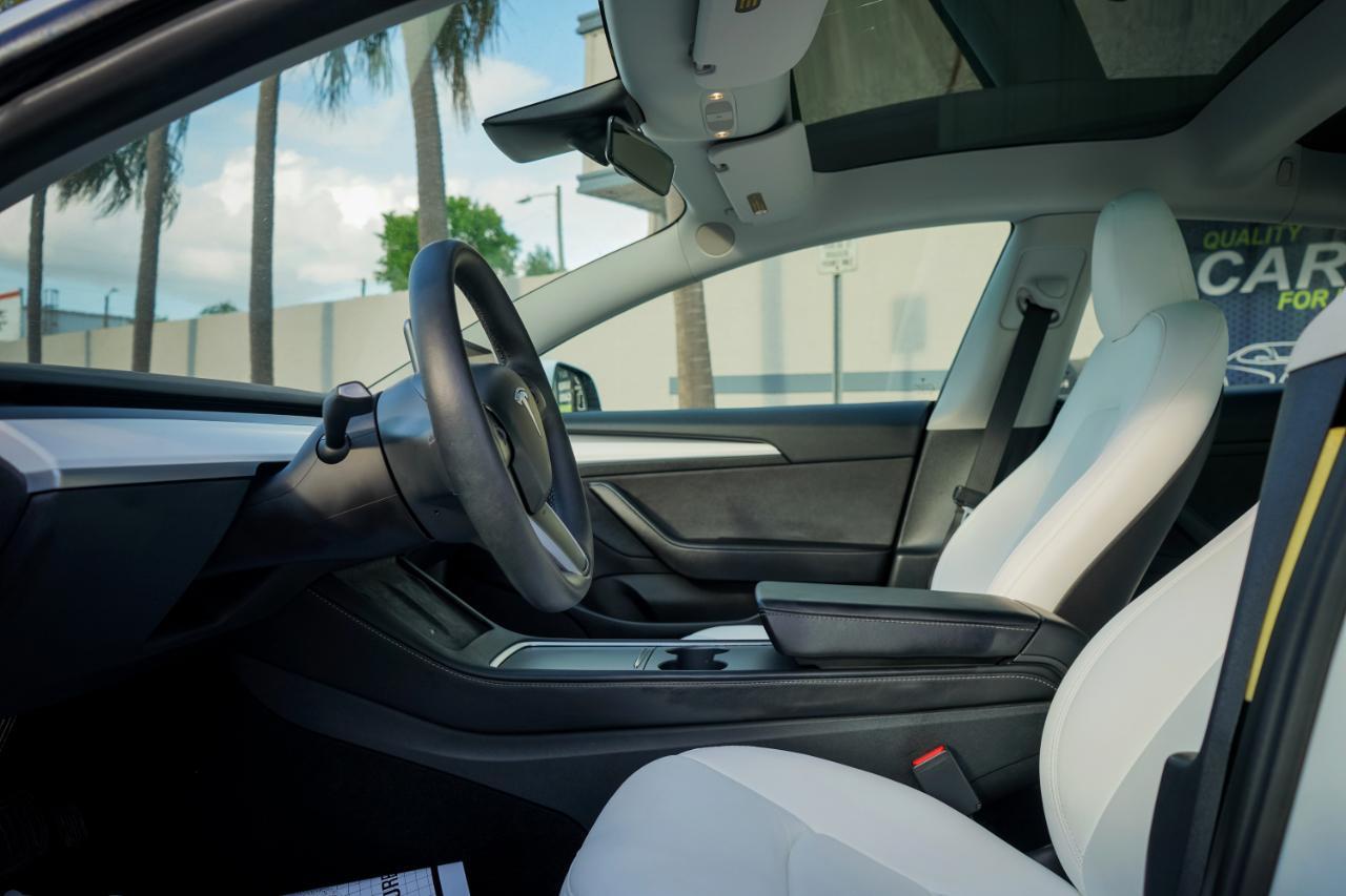 Tesla Model 3 - Thumbnail 8