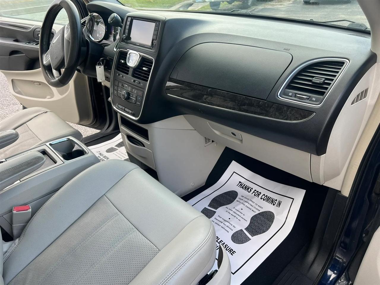 Chrysler Town & Countrytouring-L - Thumbnail 14