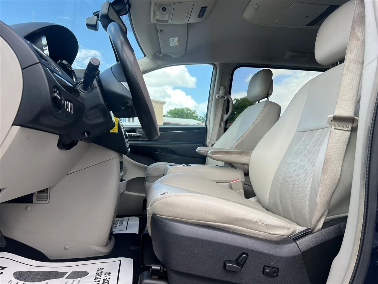 Chrysler Town & Countrytouring-L - Thumbnail 10