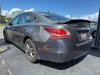 Nissan Altima - Thumbnail 3