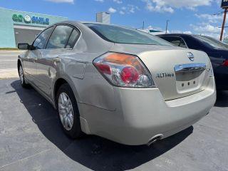 Nissan Altima - Thumbnail 2