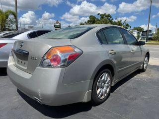 Nissan Altima - Thumbnail 3