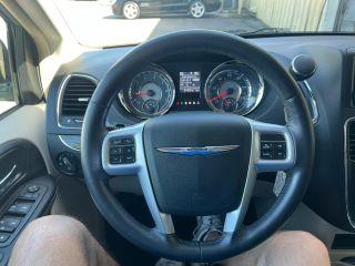 Chrysler Town & Country - Thumbnail 13