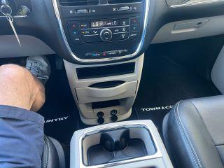 Chrysler Town & Country - Thumbnail 16