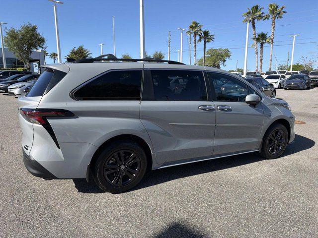 Toyota Sienna Xle Awd Woodland Edition - Thumbnail 2