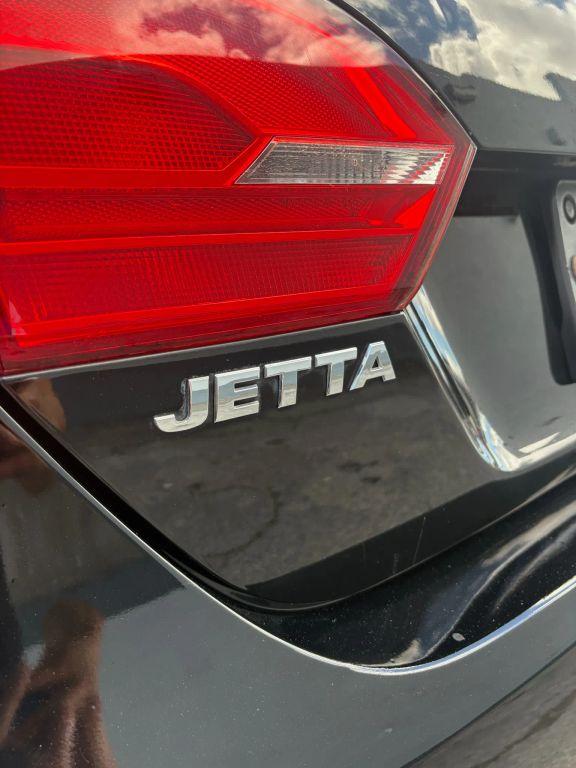 Volkswagen Jetta - Thumbnail 13