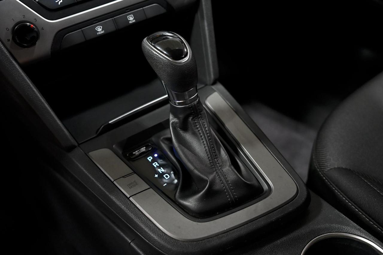 Hyundai Elantra - Thumbnail 13