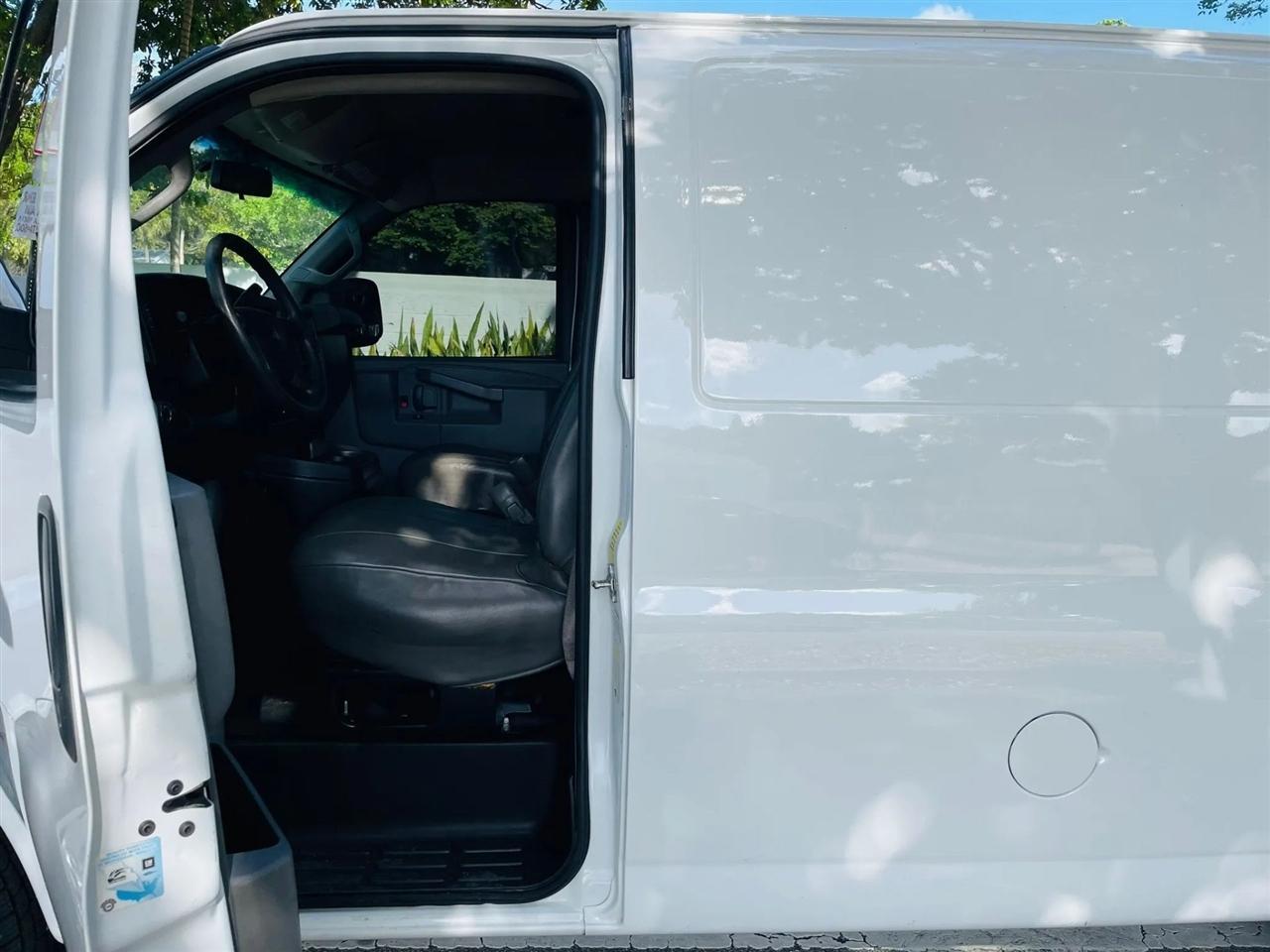 Chevrolet Express - Thumbnail 10