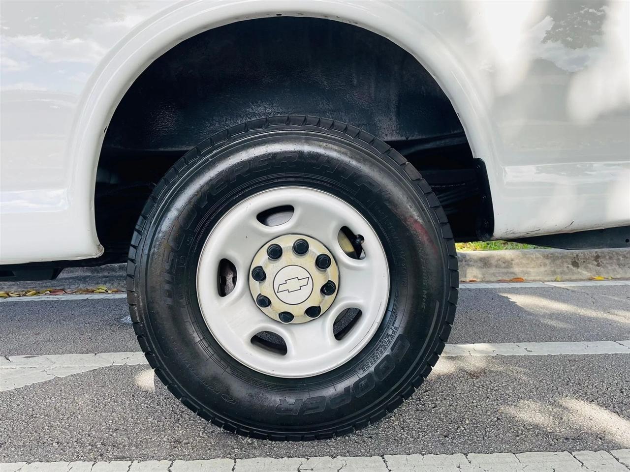 Chevrolet Express - Thumbnail 2