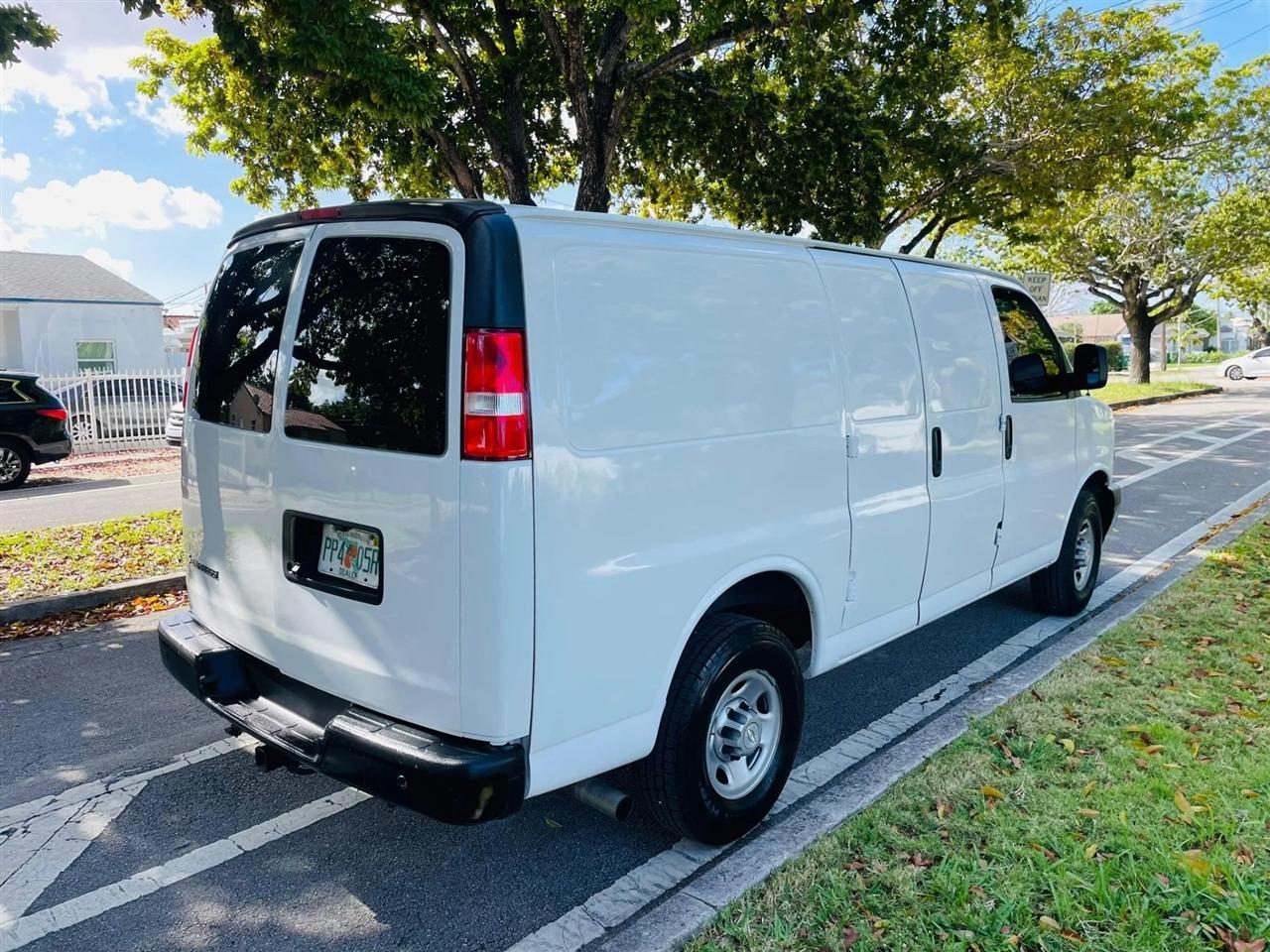 Chevrolet Express - Thumbnail 6