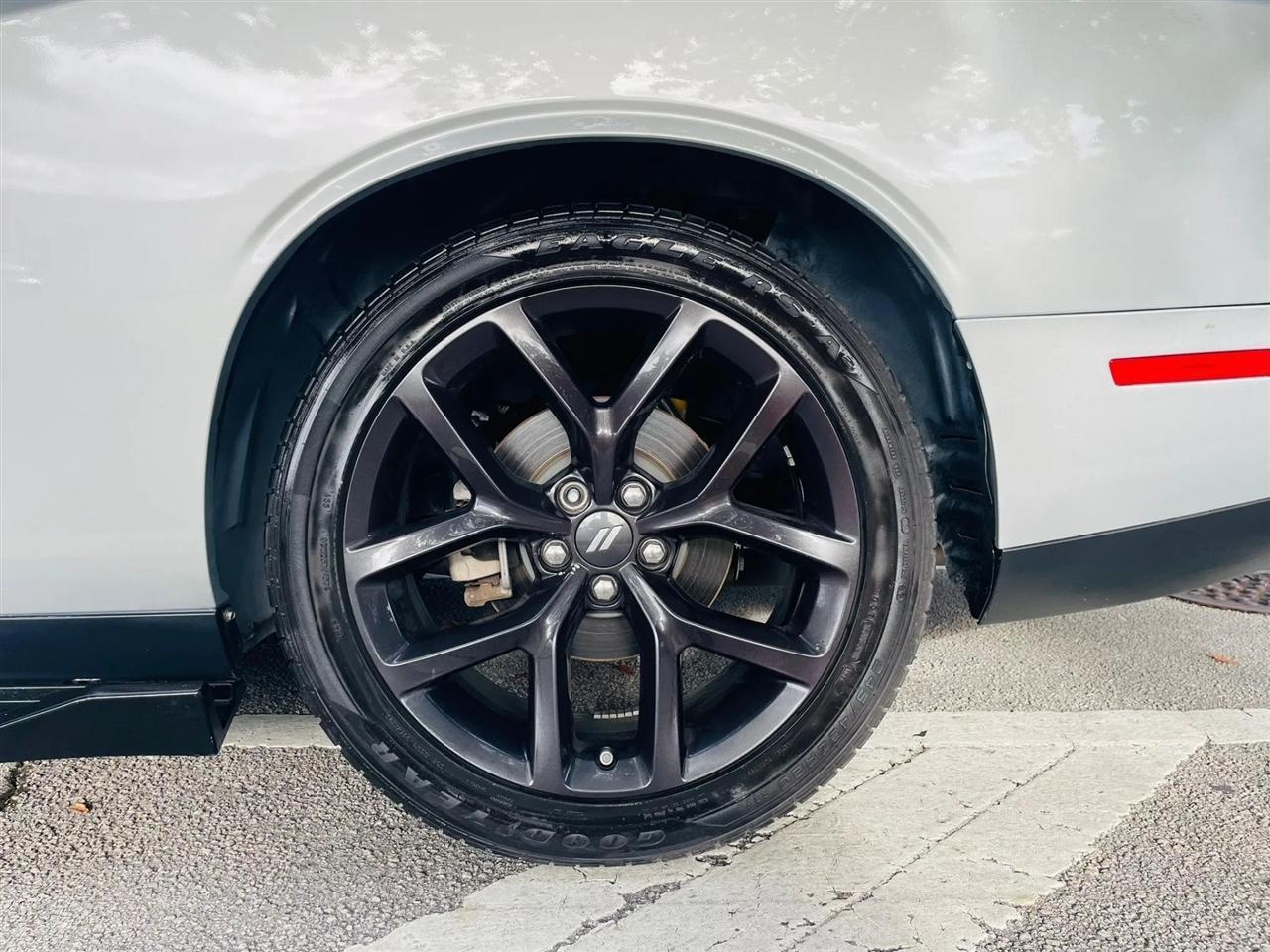 Dodge Challenger - Thumbnail 2