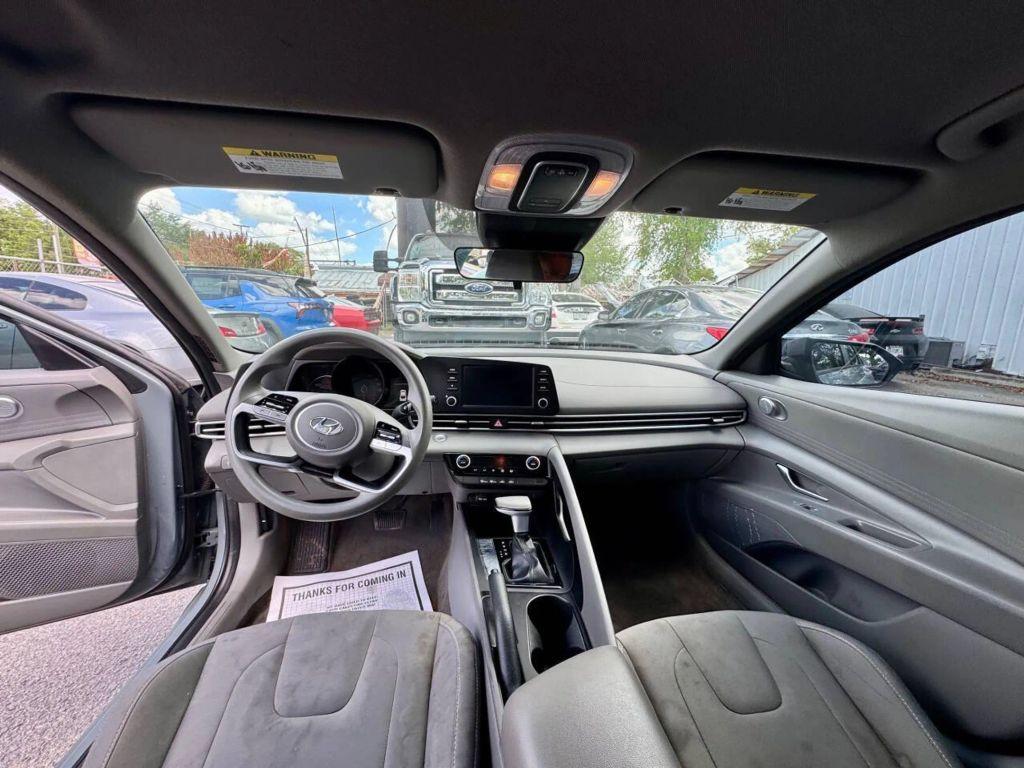 Hyundai Elantra - Thumbnail 2