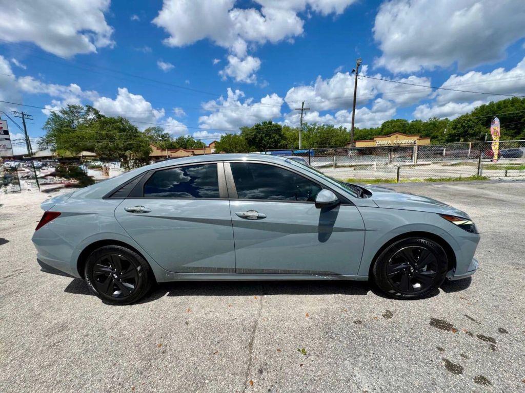 Hyundai Elantra - Thumbnail 13