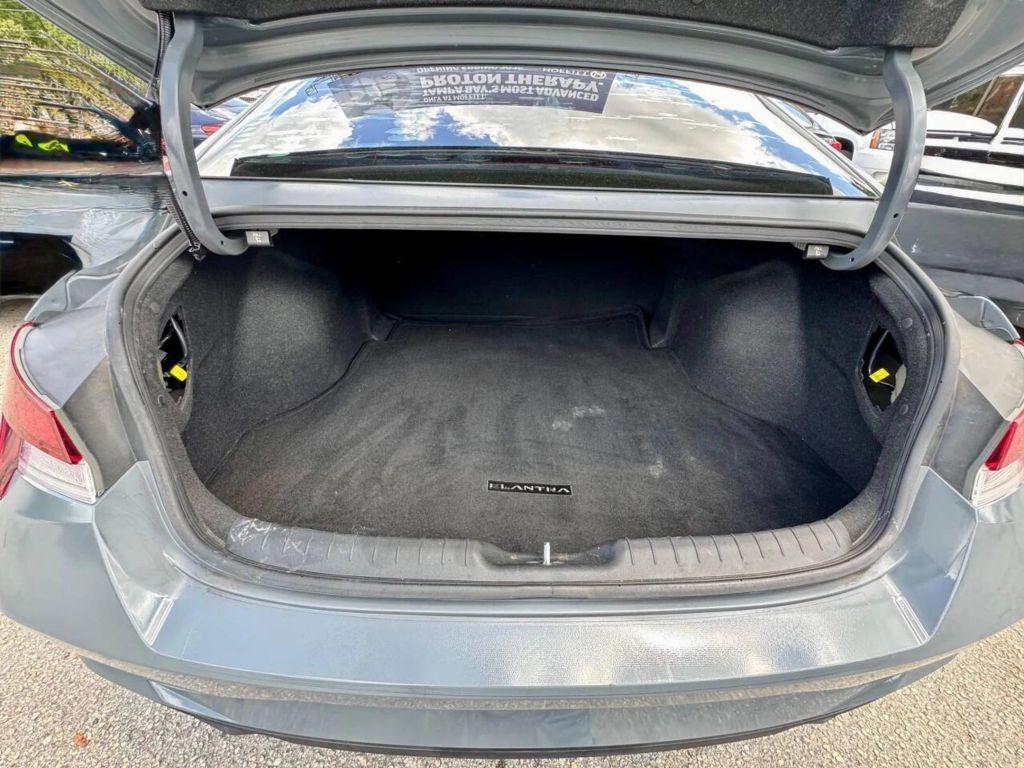 Hyundai Elantra - Thumbnail 18