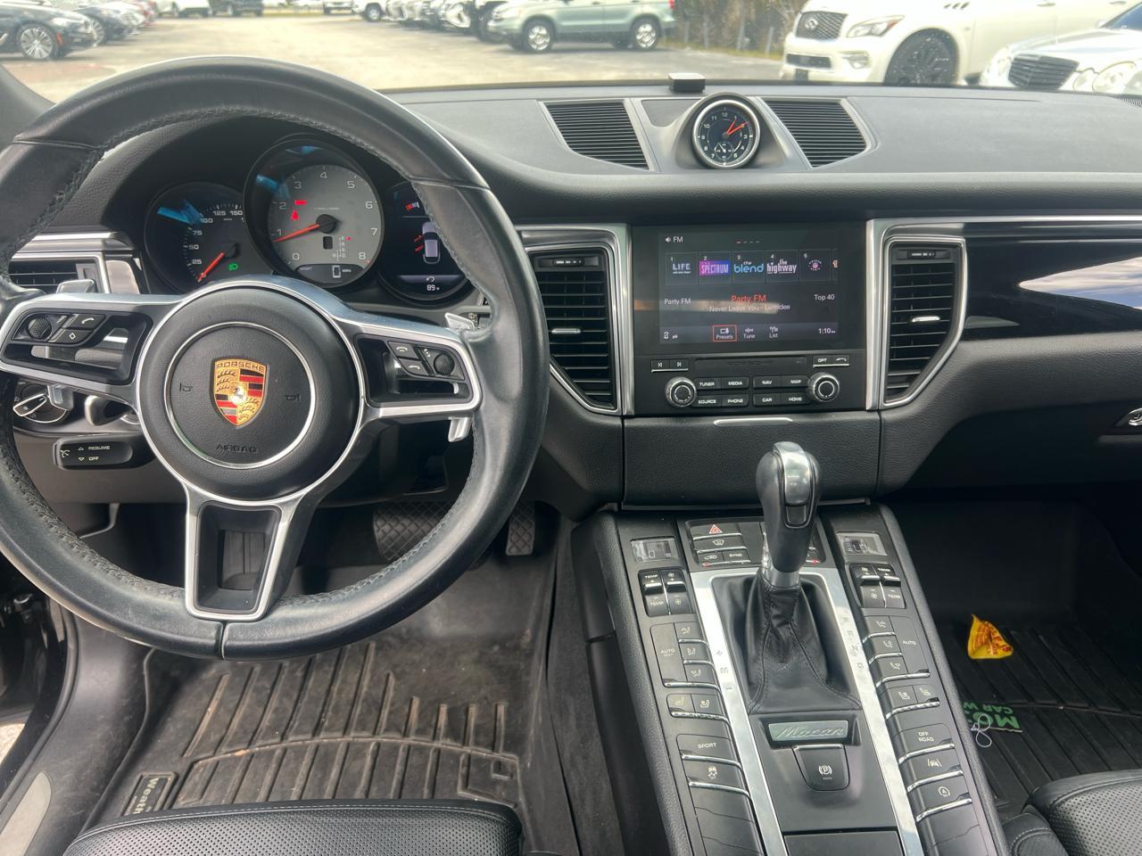 Porsche Macans - Thumbnail 16