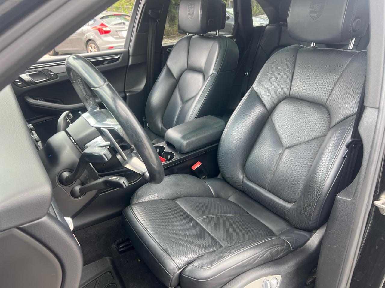 Porsche Macans - Thumbnail 13