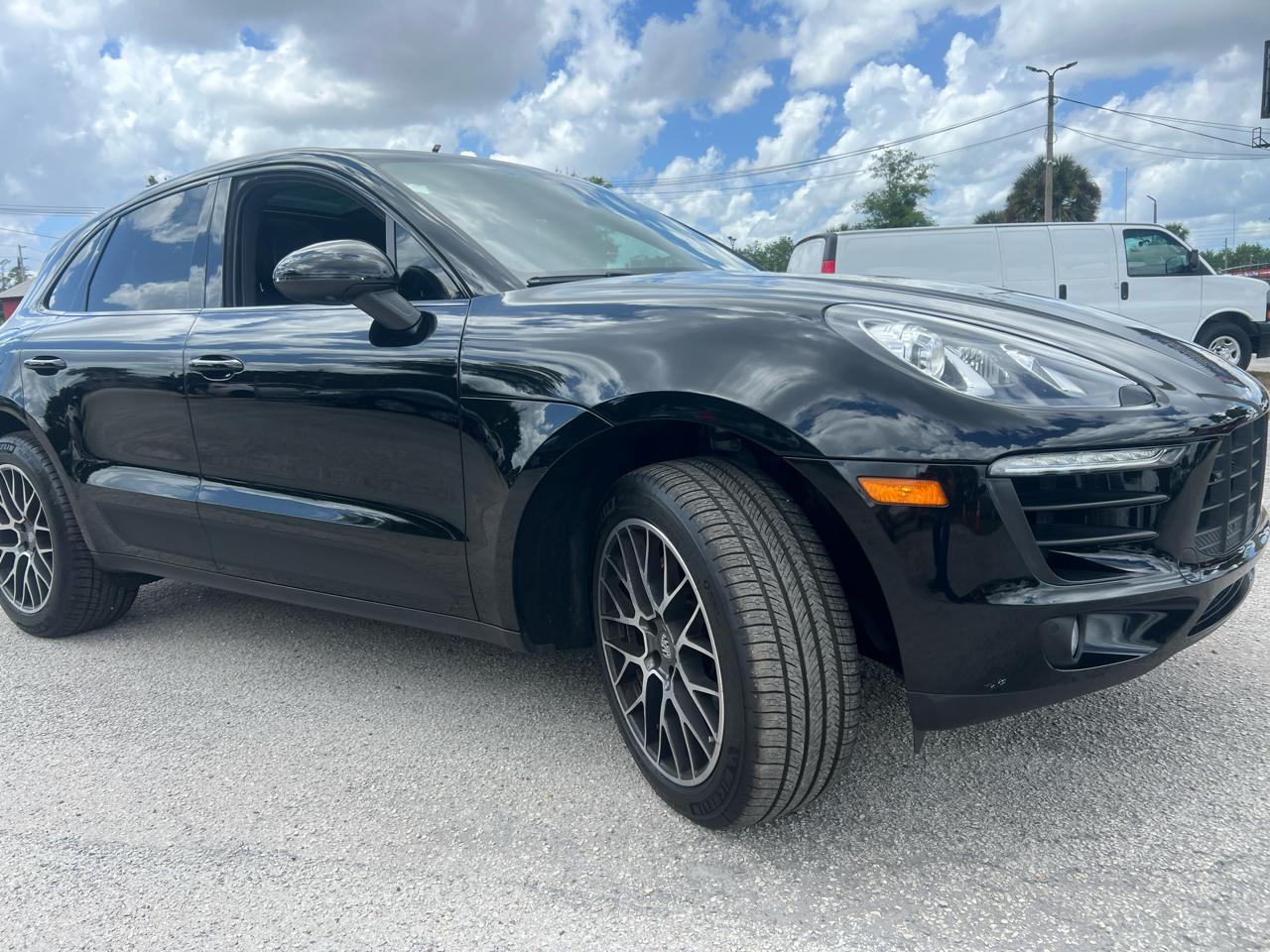 Porsche Macans - Thumbnail 10